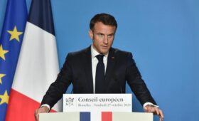 Если Путин не обязуется встретиться с Зеленским до понедельника, это будет означать, что он играл с Трампом, – Макрон
