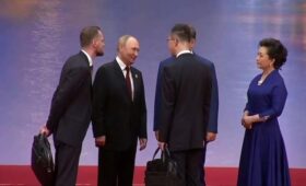 Путин прибыл в Китай на саммит: его встретили красной дорожкой и “Калинкой-Малинкой” (видео)