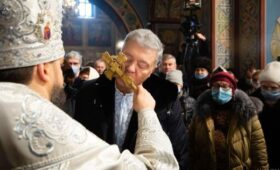 Порошенко признал УПЦ МП “церковью агрессора”, хотя сам годами был ее меценатом и прислуживал там пономарем, – эксперт