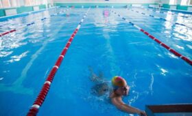 В бассейнах от посетителей не имеют права требовать медсправку, — Минздрав