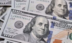 Сколько будут стоить 100 долларов в Украине: прогноз на первый месяц осени