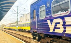 Из-за обстрелов “Укрзализныця” ограничила движение пригородных поездов: где изменились маршруты