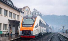 Россия нанесла удар по железной дороге, много поездов задерживается: в «УЗ» опубликовали список