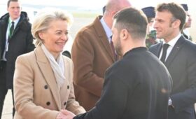 Макрона убеждают согласовать рекордный кредит Украине за счет российских денег, — FT