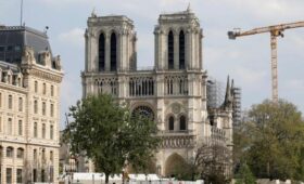 Макрон лично открыл для туристов восстановленные башни Нотр-Дама
