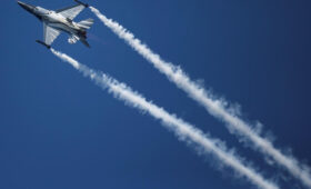 Венесуэльские F-16 демонстративно пролетели над эсминцем США