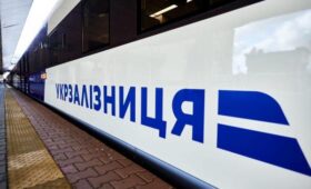 “Укрзализныця” назначает дополнительные поезда в два популярных города: даты курсирования