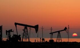 Украинские удары по НПЗ в России подняли цены на нефть