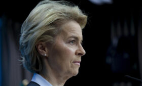 На смену позиции Трампа по Украине повлияла фон дер Ляйен, — Politico