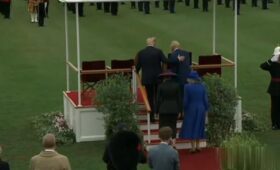 Во время визита в Великобританию Трамп несколько раз грубо нарушил правила этикета (видео)