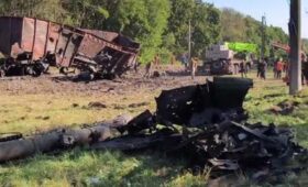 Повреждение железнодорожной инфраструктуры возле Фастова: СМИ показали кадры с места взрывов