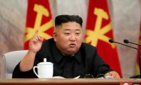 Перед визитом в Китай: Ким Чен Ын осмотрел новый ракетный завод