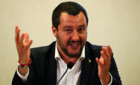 Скандальный вице-премьер Италии нелепо объяснил, почему пожал руку российскому послу