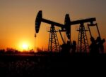 Рынок ожидает сотни тысяч «лишних» баррелей нефти: цены на «черное золото» отреагировали