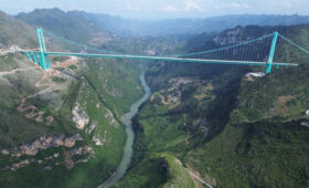 В Китае официально открыли самый высокий мост в мире (фото)