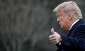 Демократия умирает во всем мире, человечество катится назад к автократиям, — The Guardian