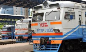 «Из соображений безопасности»: в трех областях Украины отменили часть пригородных поездов