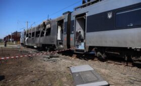 РФ намеренно уничтожает украинскую железную дорогу: интенсивность ударов возросла в разы, — AP