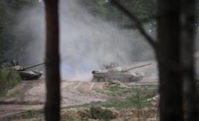 Лукашенко внезапно поднял армию по тревоге