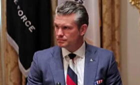 В Пентагоне грубо ответили журналисту на вопрос о галстуке Гегсета