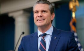 Самолет главы Пентагона подал сигнал тревоги на пути в США: что известно