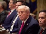 Стало известно, кто убедил Трампа ввести санкции против РФ, — Bloomberg