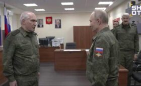 Путин нарядился в военную форму и приехал послушать отчет о войне в Украине (видео)