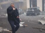 Генерал-майор ГСЧС спасал детей в атакованном детсаду Харькова: фото завирусилось в сети