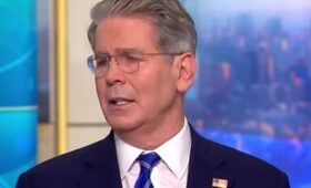 Бессент объяснил, почему Трамп ввел первые санкции против РФ с момента возвращения в Белый дом