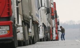 Тысячи китайских грузовиков застряли на границе Казахстана, направляясь в РФ, — Forbes