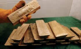 Цены на золото продолжают бить рекорды из-за проблем в США: сколько стоит металл сегодня