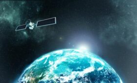 Россия еженедельно атакует наши спутники в космосе, — британский генерал