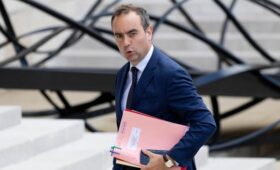 Премьер-министр Франции подал в отставку уже на следующий день после представления правительства