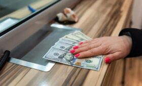 Сколько будут стоить 100 долларов в Украине: прогноз банкира до 19 октября