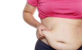 Названы простые упражнения стоя, которые помогут убрать живот после 50 лет