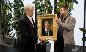 Благодарность за поддержку украинских художников: Ющенко сделали подарок от выдающегося портретиста Виталия Семенухи