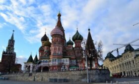 Столицу России атакуют беспилотники: в СМИ сообщают о взрывах