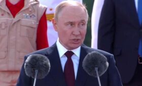 Спецпредставитель Кремля привез на переговоры в США конфеты с цитатами Путина (фото)