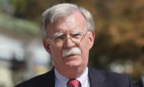 Топ-критика Трампа обвинили в разглашении секретных материалов