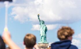 Трамп рекордно сокращает прием беженцев в США, — NYT