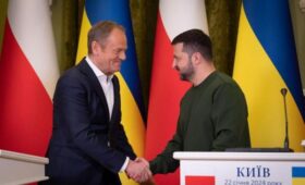 Никто не должен давить на Зеленского относительно территорий, — Туск