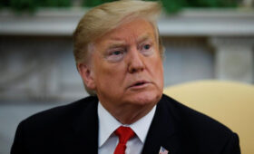 Трамп «знал о девушках»: в США с новой силой разгорелся скандал по делу Эпштейна