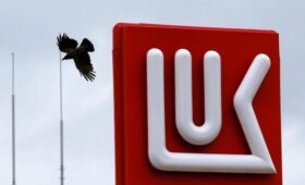 «Лукойл» объявил форс-мажор на гигантском месторождении нефти из-за санкций США, — Reuters