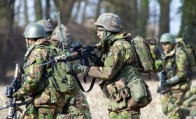 В Нидерландах открыли огонь по дронам над военной базой, — Reuters