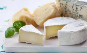 Гастроэнтерологи назвали худший вид сыра для здоровья кишечника