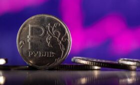 Нефтегазовые доходы России могут обвалиться на треть и пробить новое дно, — Reuters