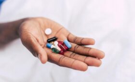 «Фармацевтическое лобби». Почему Минздрав не реагирует на скандал вокруг директора ГЭЦ Бабенко