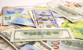 Украинцы скупают доллары и евро: аналитики объяснили, что будет с курсом