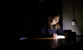 В Украине в понедельник снова будут отключать свет: опубликованы графики на 10 ноября