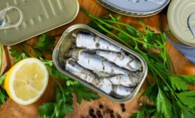 Сардины против тунца: диетолог раскрыла, где больше омега-3 и белка